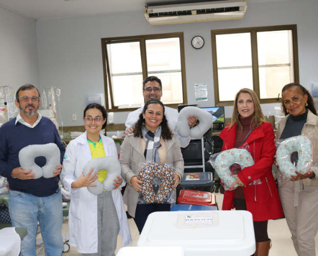 Sociedade Auxiliadora Feminina da Igreja Presbiteriana doa almofadas aos pacientes do CHSL